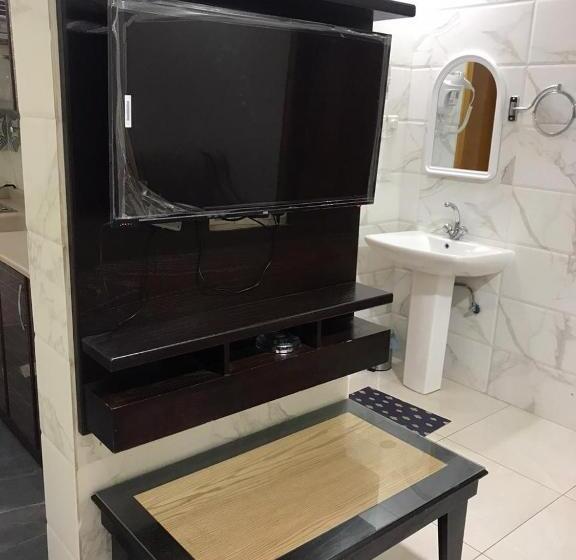 شقة غرفة واحدة, احد رفيدة