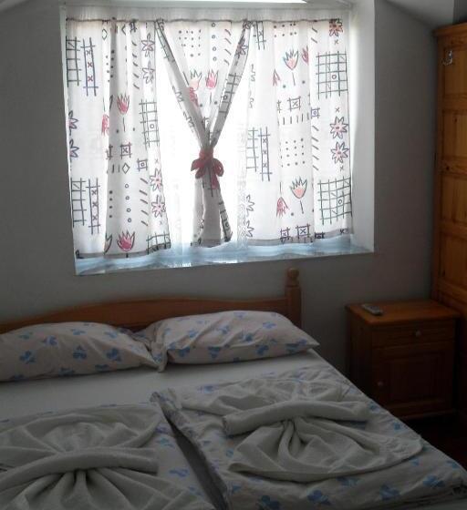 패밀리 룸, Family Hotel Sinemoretz