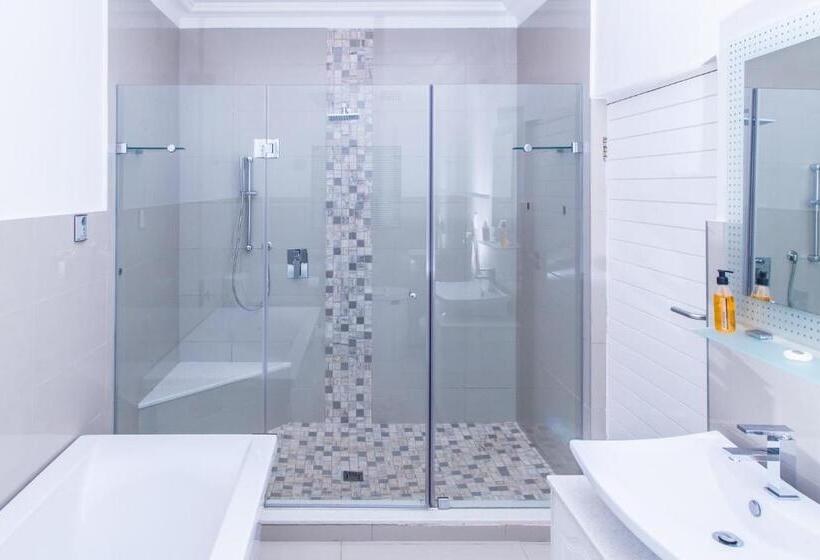 فيلا 3 غرف نوم مزودة بحمام سباحة, Peacehaven On Sea