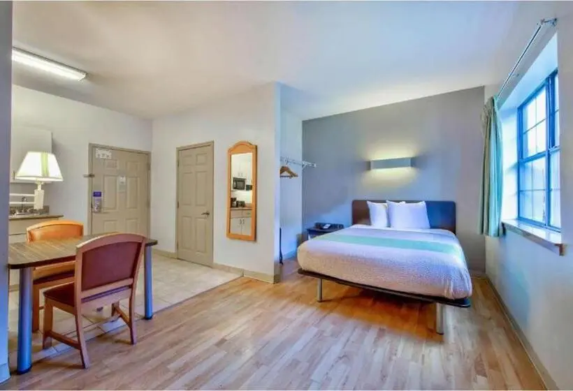 身障者適用クイーンサイズベッドルーム, Oyo Townhouse Beaumont Medical Center Area