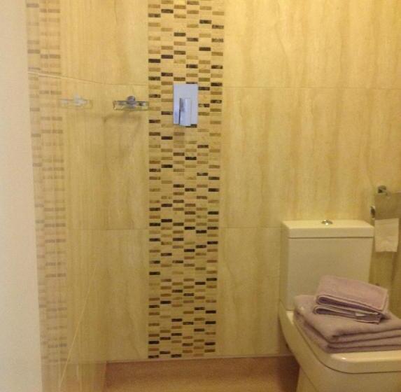 غرفة قياسية فردية, The Lorron