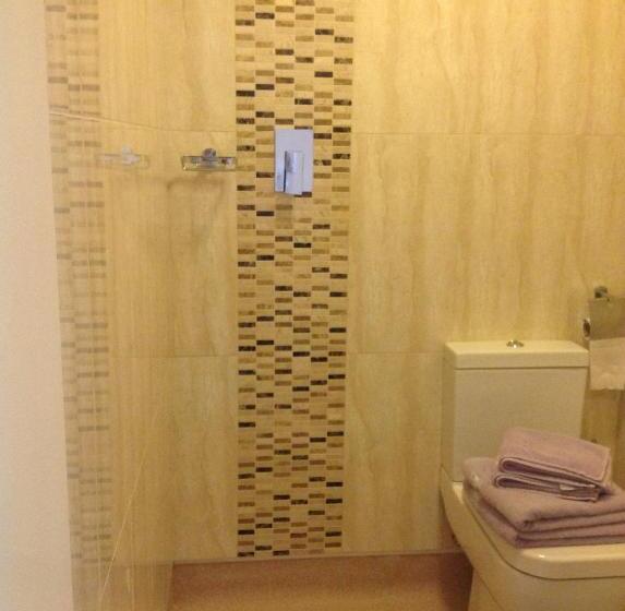 غرفة ديلوكس, The Lorron