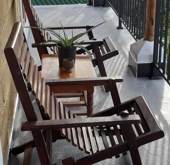 Quarto Familiar, Keth Hala