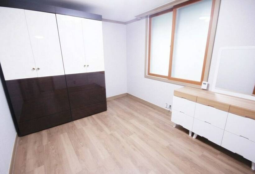 חדר סטנדרט, Happy Q Motel