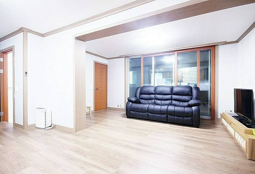 חדר סטנדרט, Happy Q Motel