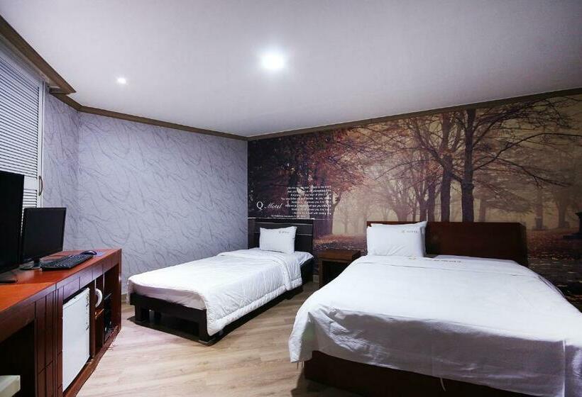 חדר סטנדרט לשלושה, Happy Q Motel