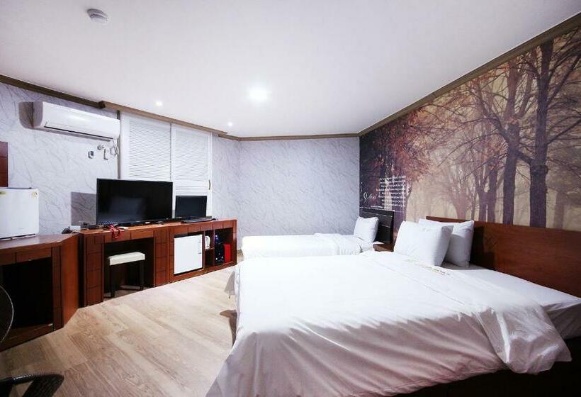 חדר סטנדרט לשלושה, Happy Q Motel