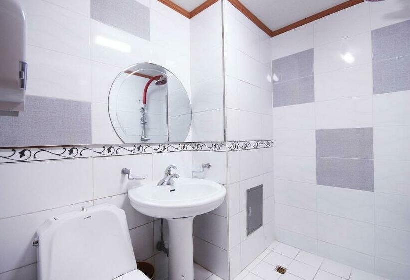 اتاق استاندارد سه نفره, Happy Q Motel