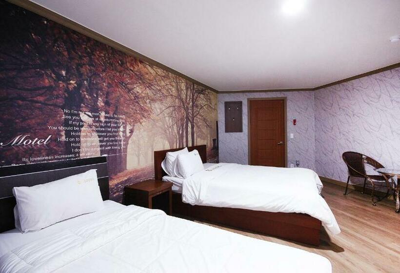 חדר סטנדרט לשלושה, Happy Q Motel