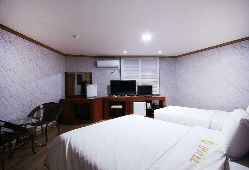 חדר סטנדרט לשלושה, Happy Q Motel