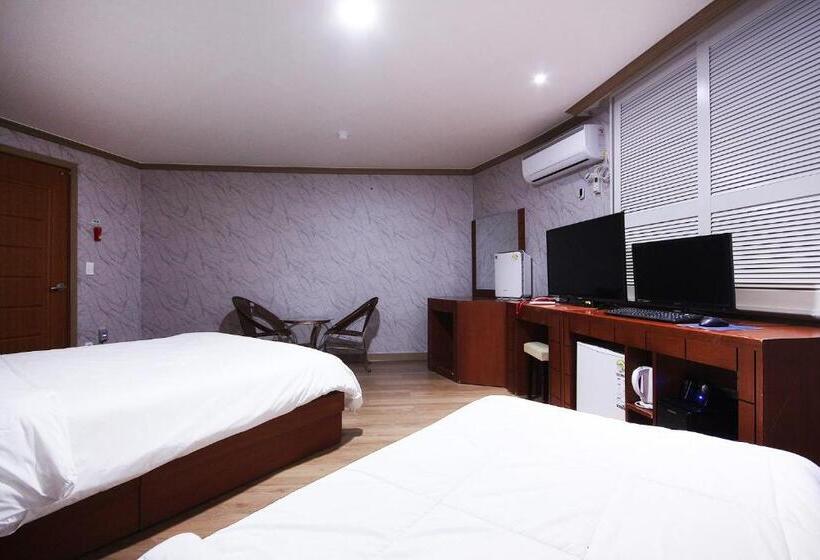 חדר סטנדרט לשלושה, Happy Q Motel