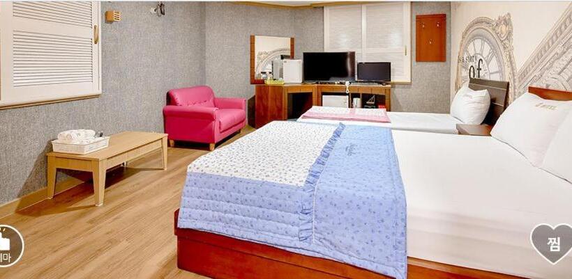 اتاق استاندارد سه نفره, Happy Q Motel
