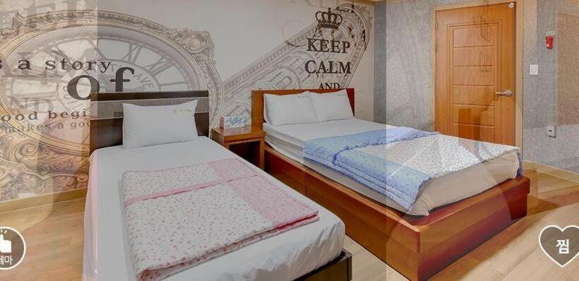 חדר סטנדרט לשלושה, Happy Q Motel