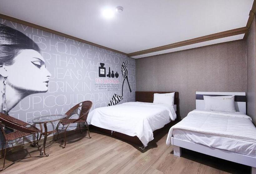 اتاق لوکس سه تخته, Happy Q Motel