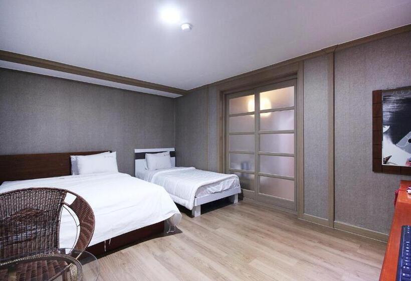 חדר דלוקס לשלושה, Happy Q Motel