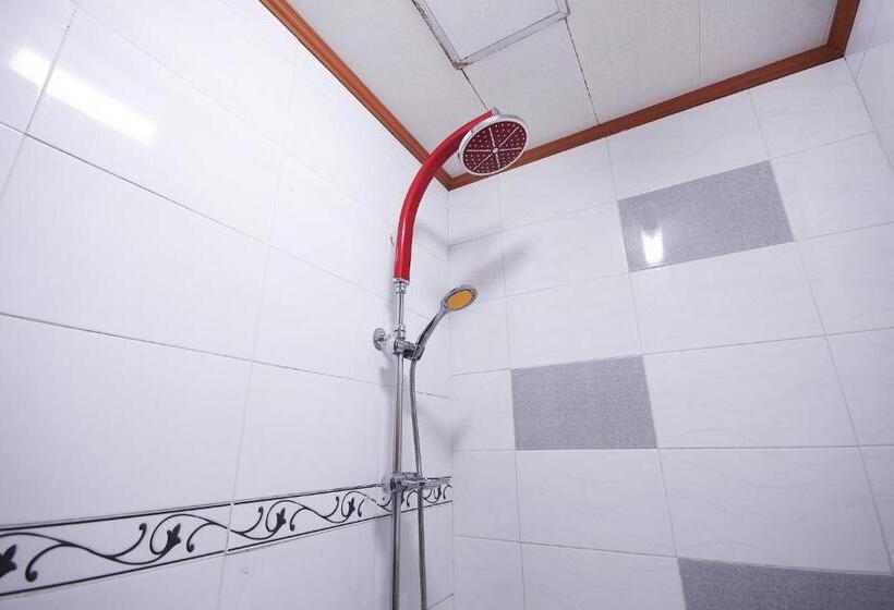 חדר דלוקס לשלושה, Happy Q Motel