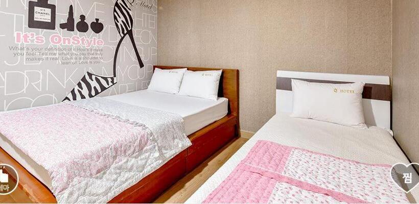 חדר דלוקס לשלושה, Happy Q Motel