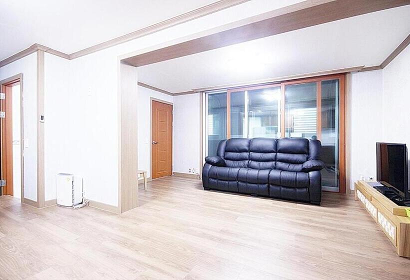 חדר משפחתי, Happy Q Motel