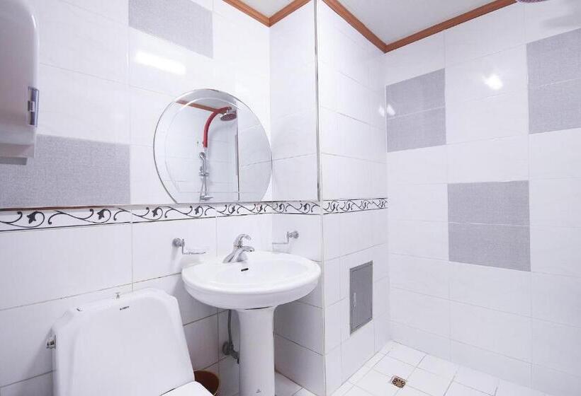 חדר משפחתי, Happy Q Motel