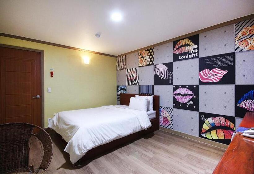 חדר סטנדרט, Happy Q Motel