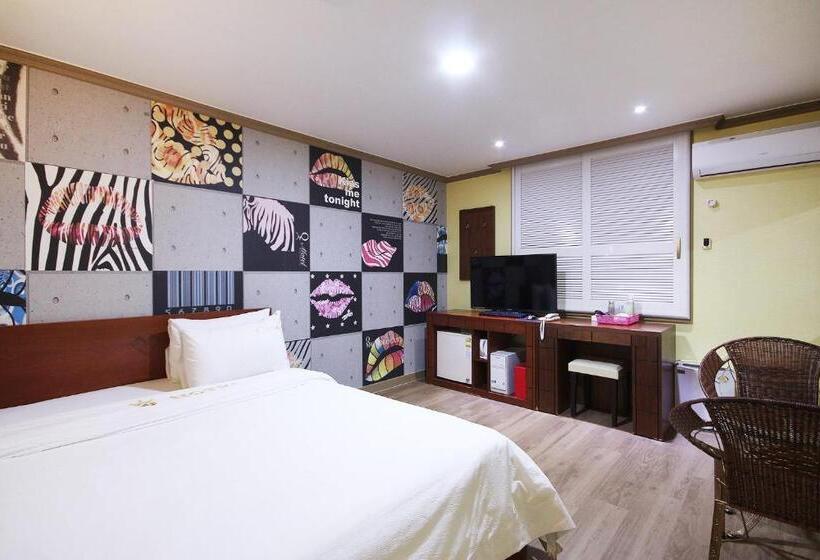 חדר סטנדרט, Happy Q Motel