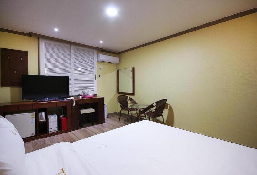 חדר סטנדרט, Happy Q Motel