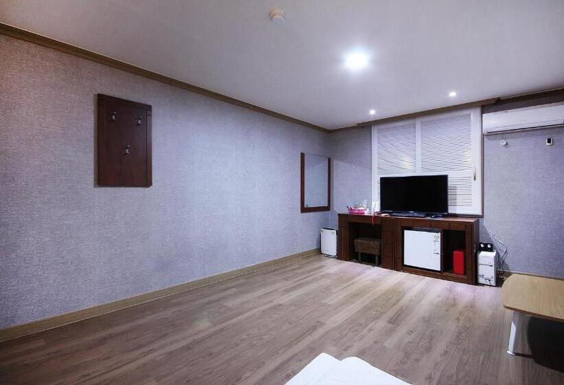 חדר סטנדרט, Happy Q Motel