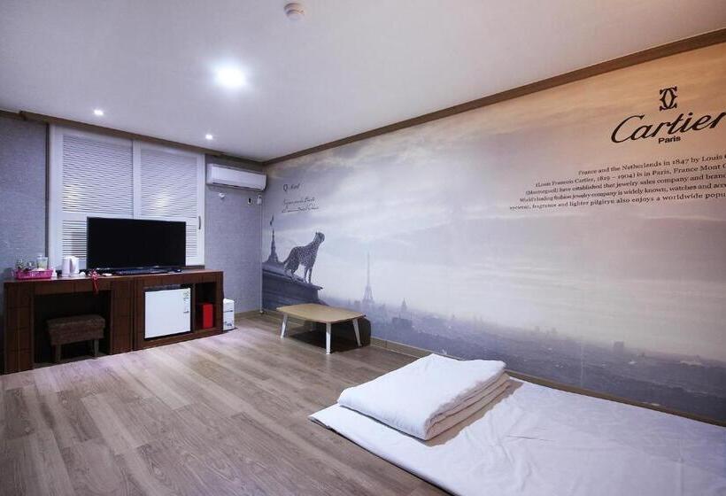 اتاق استاندارد, Happy Q Motel