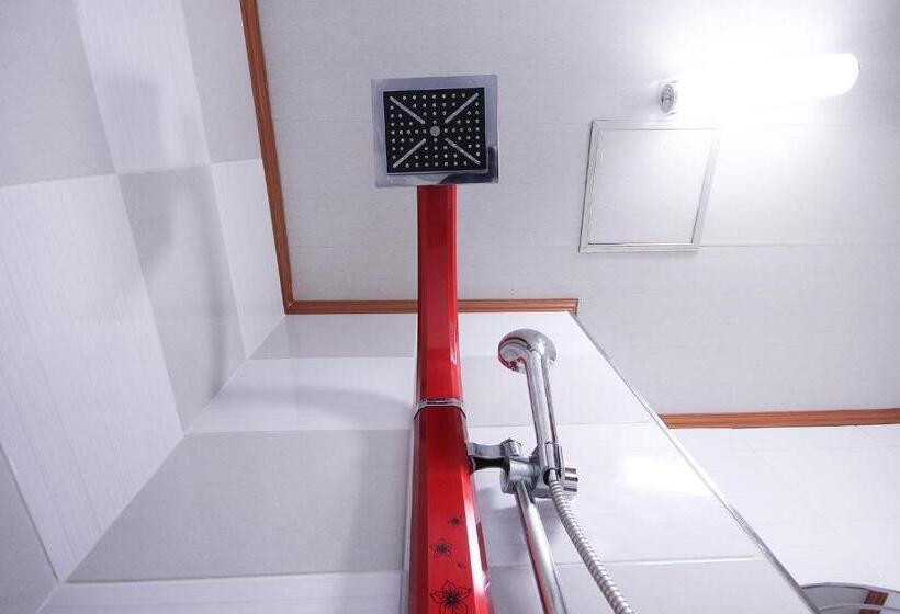 חדר סטנדרט, Happy Q Motel