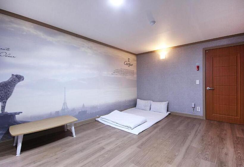 חדר סטנדרט, Happy Q Motel