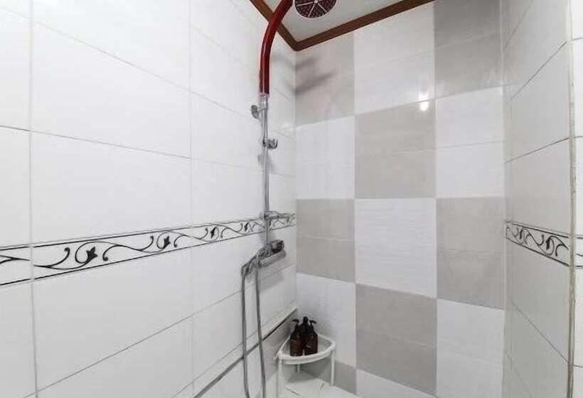 חדר סטנדרט, Happy Q Motel