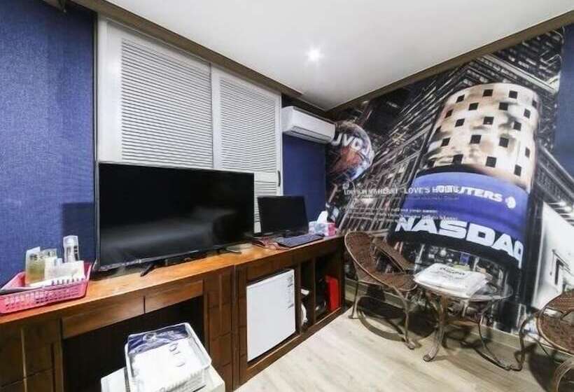 חדר סטנדרט, Happy Q Motel