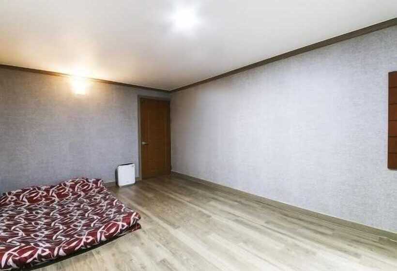 חדר סטנדרט, Happy Q Motel