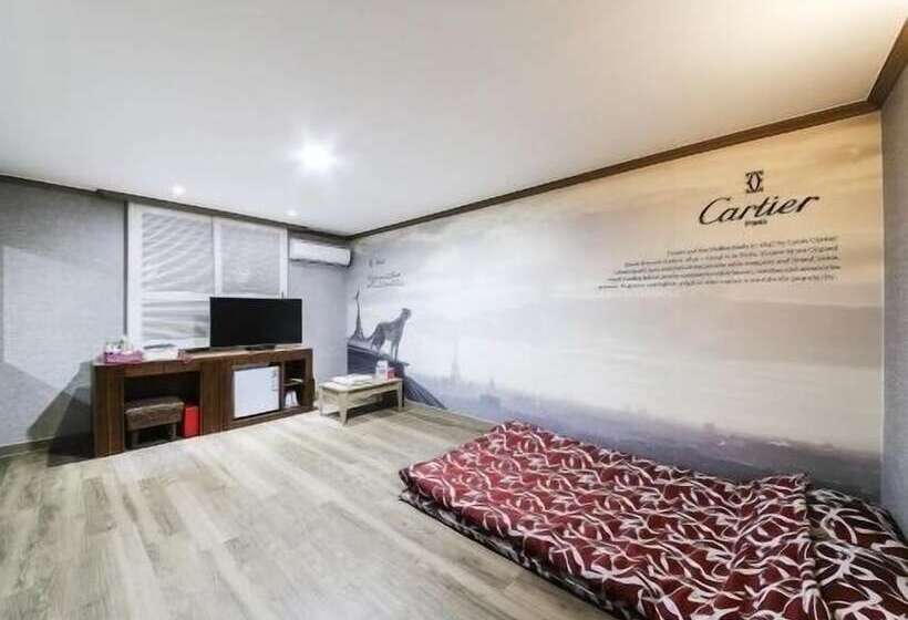 חדר סטנדרט, Happy Q Motel