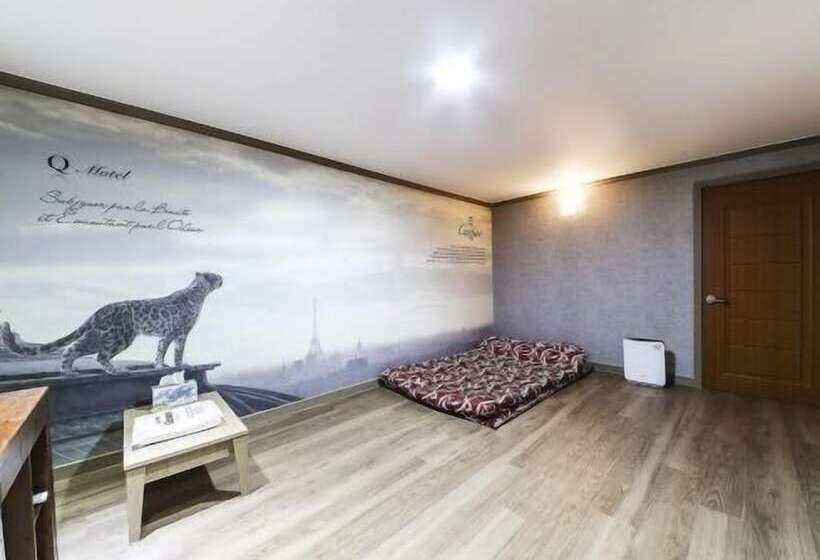 חדר סטנדרט, Happy Q Motel