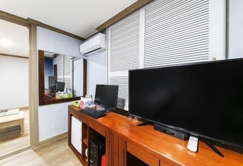 חדר סטנדרט לשלושה, Happy Q Motel