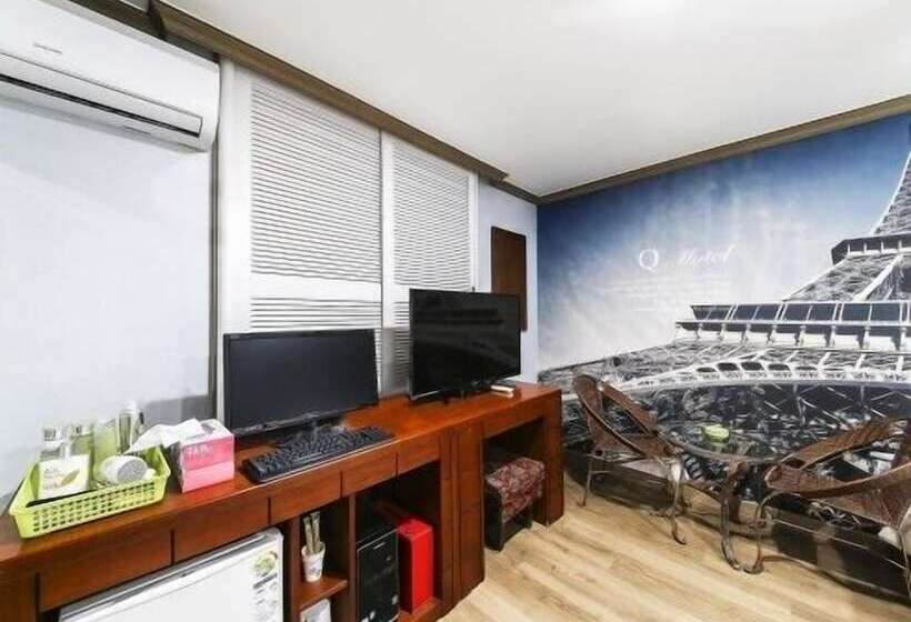 חדר סטנדרט לשלושה, Happy Q Motel