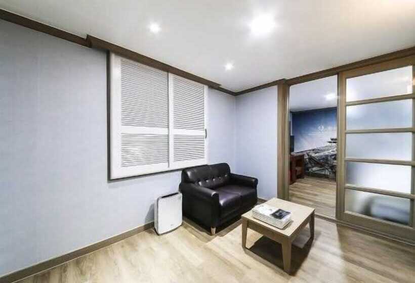 اتاق استاندارد سه نفره, Happy Q Motel