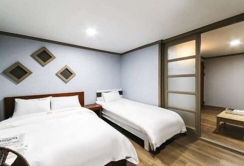 חדר סטנדרט לשלושה, Happy Q Motel