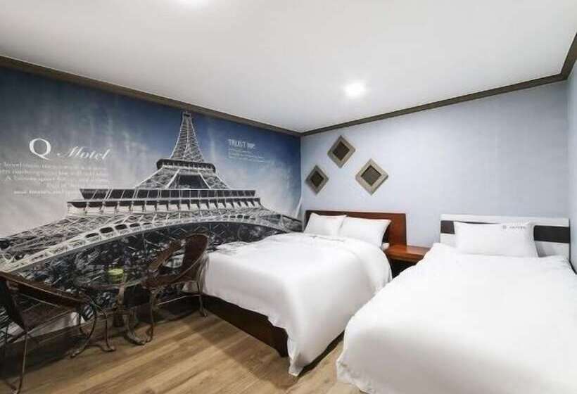 חדר סטנדרט לשלושה, Happy Q Motel