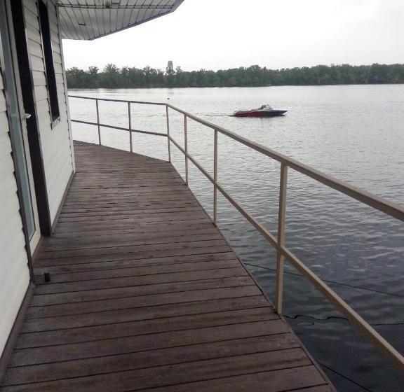 اتاق عادی, Hutor