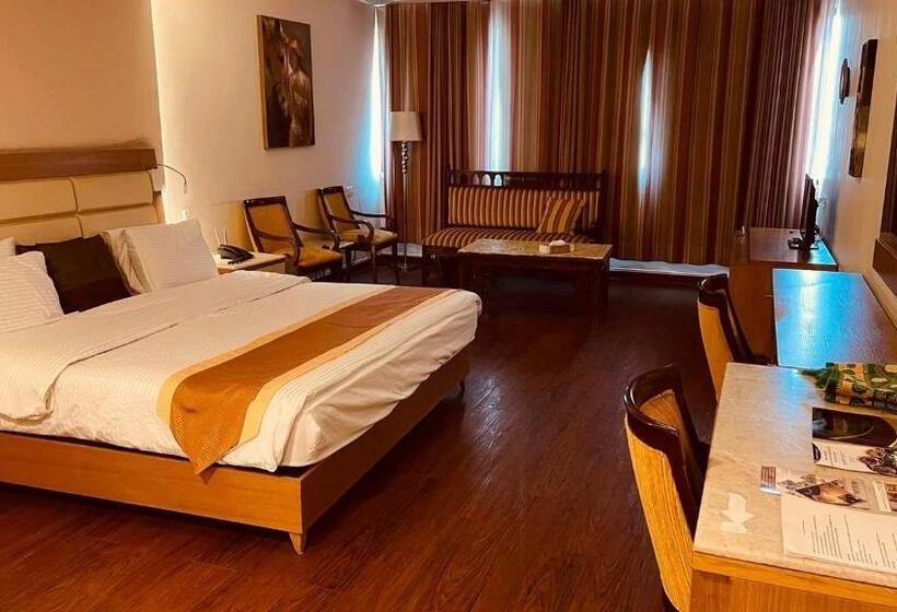 اتاق استاندارد, Saleem Afandi