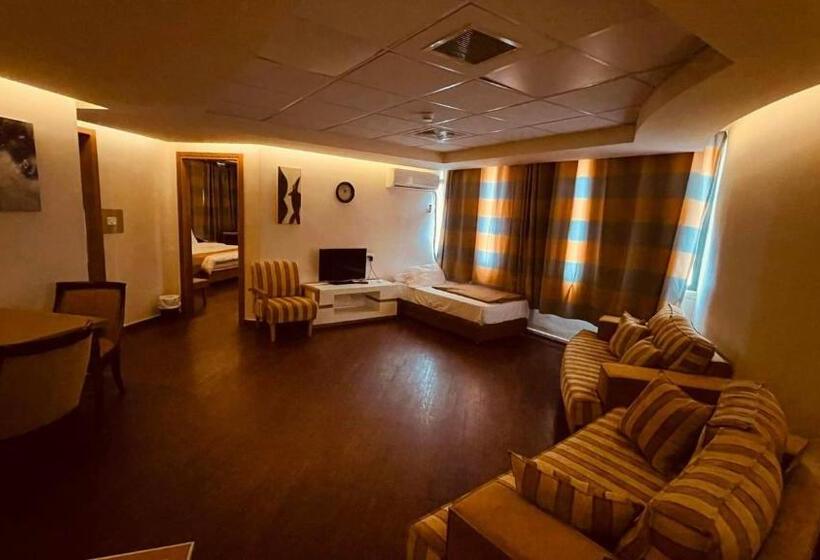 اتاق لوکس سه تخته, Saleem Afandi