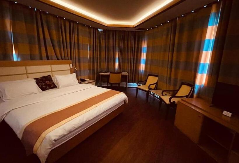 اتاق لوکس سه تخته, Saleem Afandi