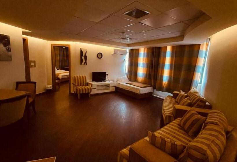 اتاق لوکس سه تخته, Saleem Afandi