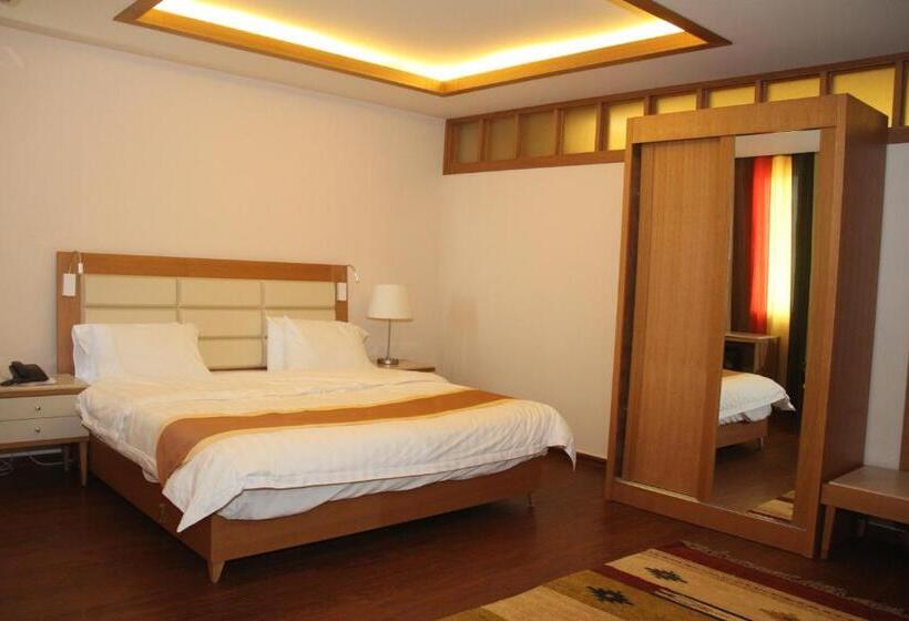 اتاق لوکس سه تخته, Saleem Afandi