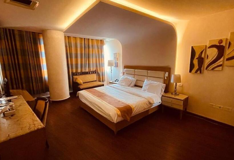 سوییت جونیور لوکس, Saleem Afandi