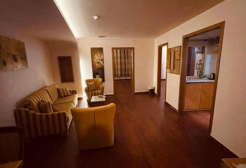 سوییت جونیور لوکس, Saleem Afandi