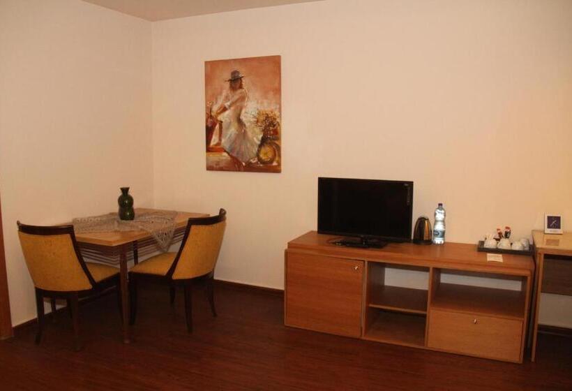 سوییت جونیور لوکس, Saleem Afandi