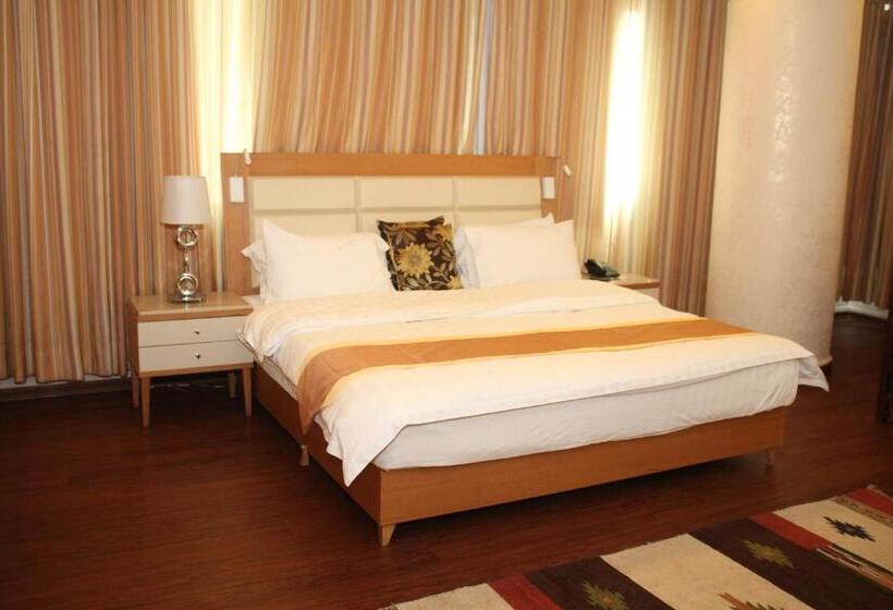 اتاق لوکس سه تخته, Saleem Afandi